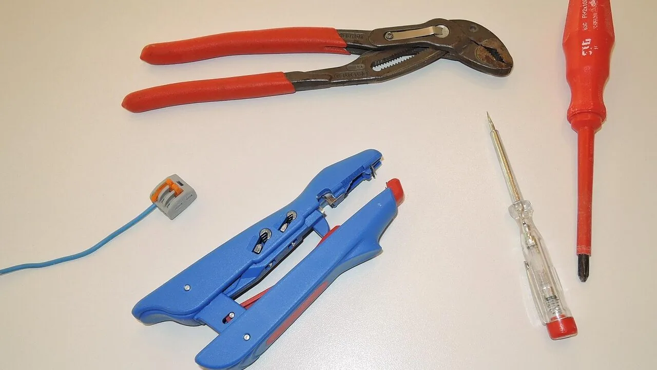 Voltage Testers Worth Buying for Every Electrician and DIYer