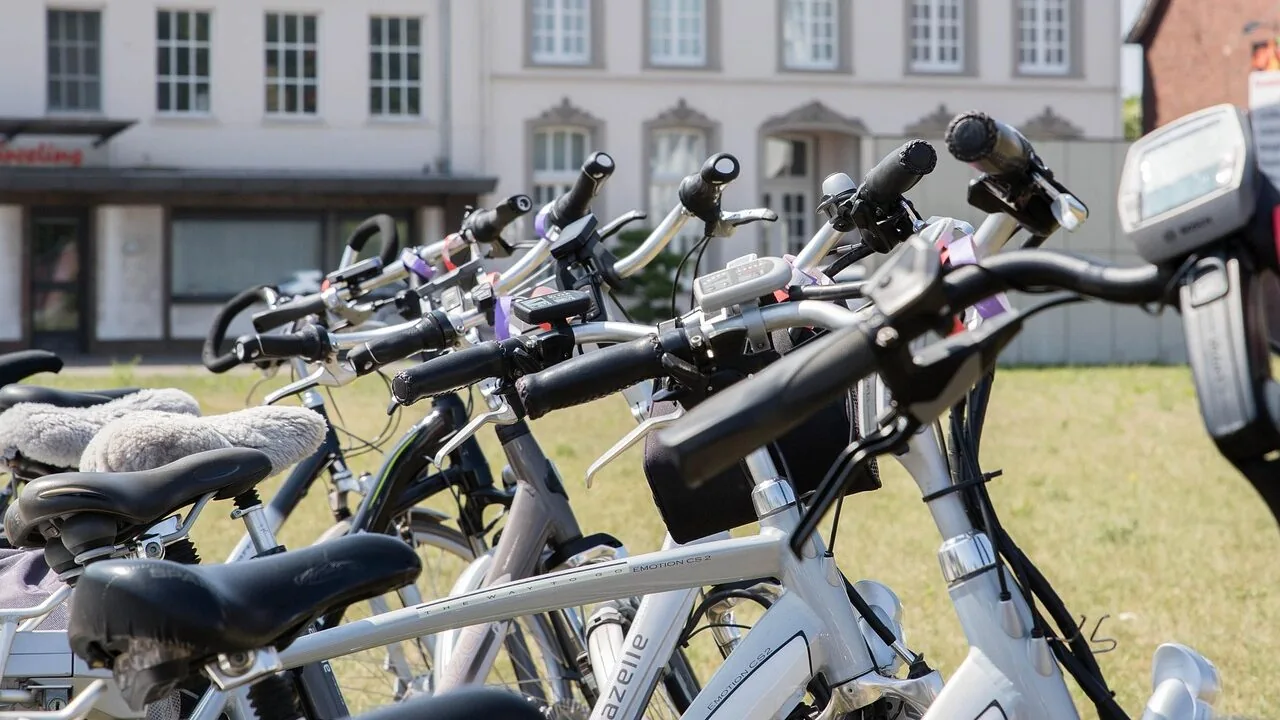 Multiple electric bikes displayed outdoors showing frame and battery design