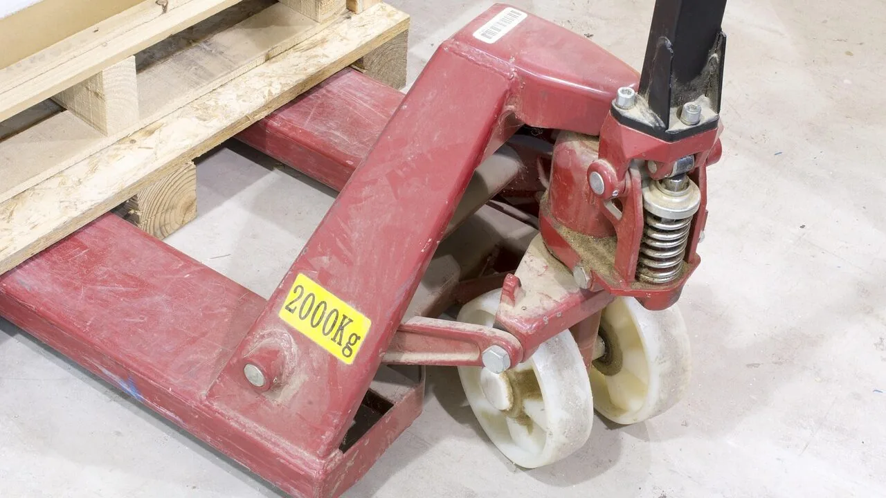 The Best Pallet Jacks for Every Warehouse and Workflow