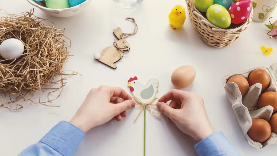 Person checking ring fit on finger in different seasonal settings, showing how temperature affects sizing