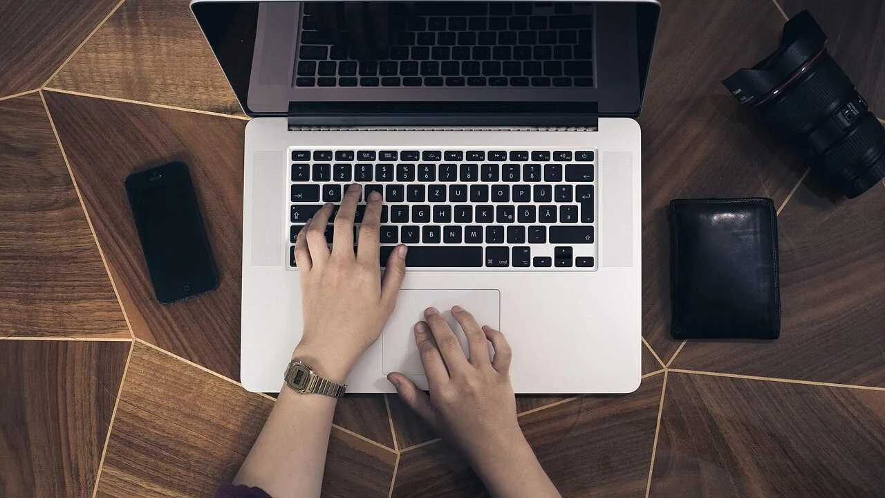 Phone Grips Worth Buying for Every Hand and Phone