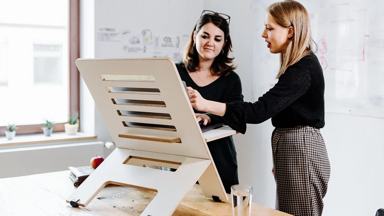 Pop-Up Phone Stands Worth Buying for Every Desk and Budget