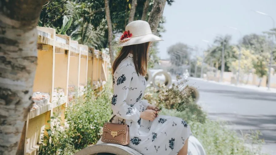 Woman wearing structured neutral shoulder bag transitioning from casual to professional settings